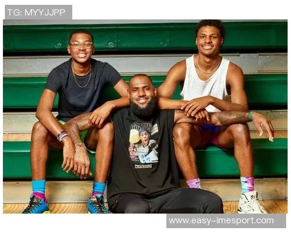 詹姆斯与儿子布朗尼打高尔夫分享珍贵亲子时光感悟人生乐趣 詹姆斯与儿子布朗尼打高尔夫分享珍贵亲子时光感悟人生乐趣